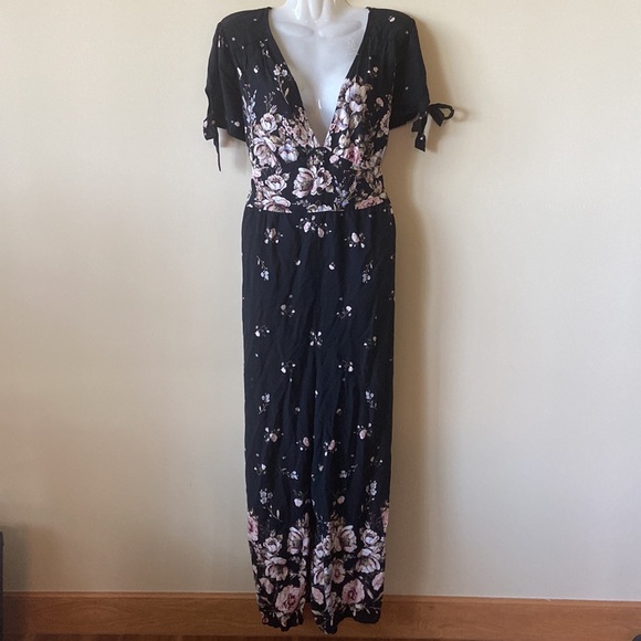 Xhilaration deep V-neck Floral romper, Medium black - Picture 1 of 7